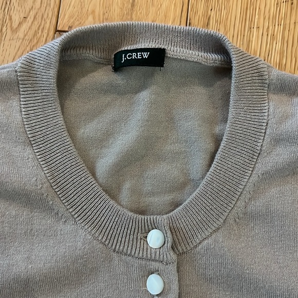 🔥 J Crew cardigan beige tan white button, used but good shape. Size tag removed - Picture 3 of 6